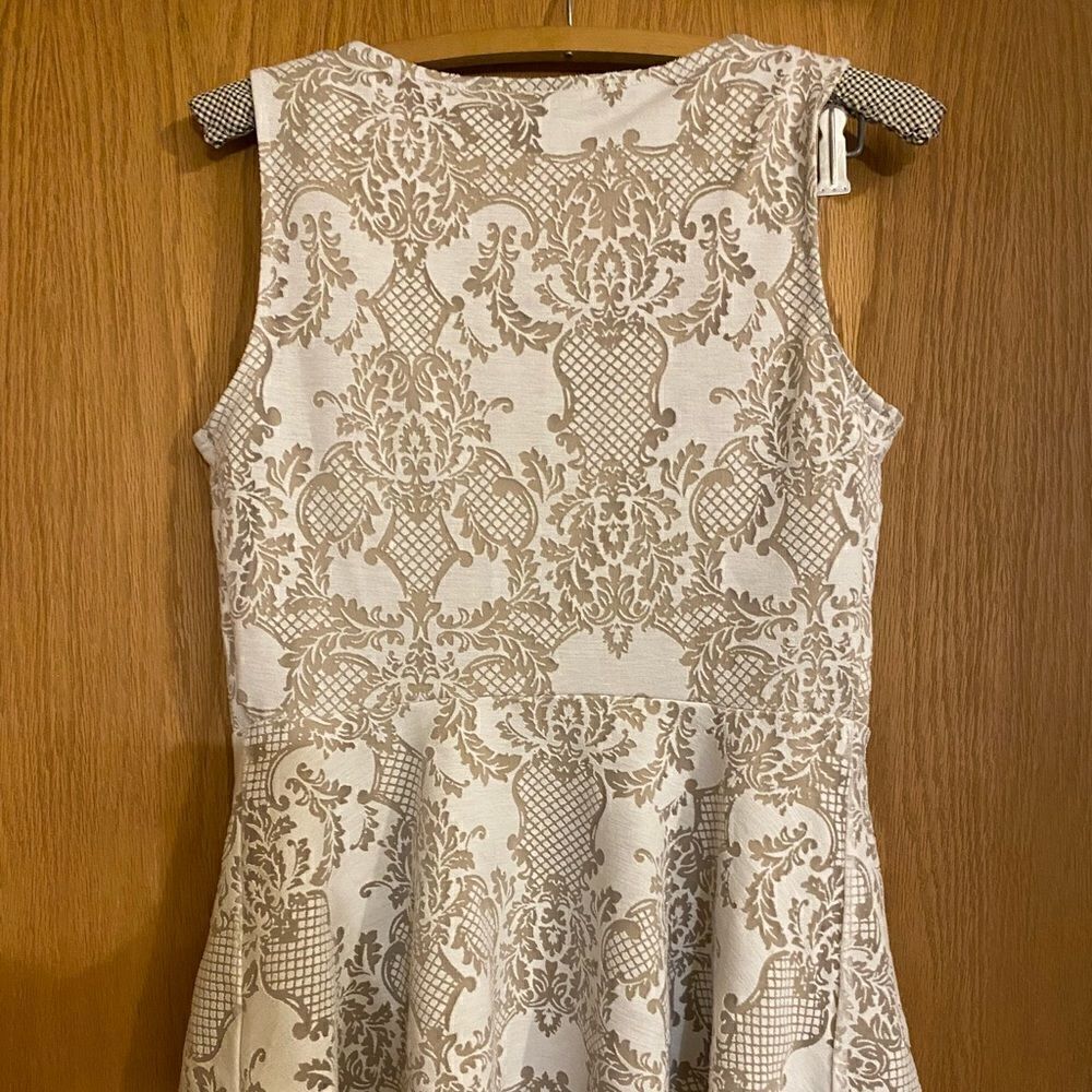 APT. 9 Women’s White & Tan Sleeveless Tp, size M. (S06) - Picture 2 of 4